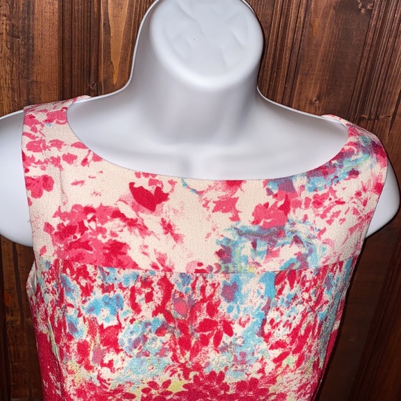 Delicate and feminine Sunday dress - Picture 2 of 8